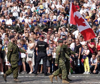 Kyiv, Ukrayna 24 Ağustos 2021: Bir grup Kanadalı asker Ukrayna 'nın 30 yıllık bağımsızlığını kutlamak için Kyiv' de yürüyüşe geçti