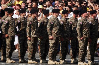 Kyiv, Ukrayna 24 Ağustos 2021: Bir grup Gürcü askeri Ukrayna 'nın Kyiv' deki 30 yıllık bağımsızlığını kutlamak için yürüyüşe geçti
