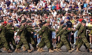 Kyiv, Ukrayna 24 Ağustos 2021: Bir grup Kanadalı asker Ukrayna 'nın 30 yıllık bağımsızlığını kutlamak için Kyiv' de yürüyüşe geçti