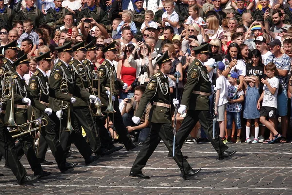 キエフ ウクライナ8月24 2021 キエフでウクライナの独立の30年を祝うために軍楽隊の兵士の列 — ストック写真
