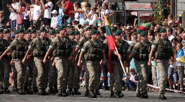 Kiev Ucrania Agosto 2021 Una Columna Soldados Lituanos Marchando Celebración —  Fotos de Stock