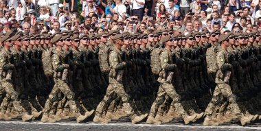 Kyiv, Ukrayna 24 Ağustos 2021: Ukrayna Askeri Kuvvetleri 'nin Kyiv' deki 30 yıllık bağımsızlığını kutlayan birlikleri