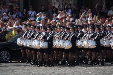 Kyiv, Ukrayna 24 Ağustos 2021: İçişleri Bakanlığı 'ndan bir grup kadın davulcu, Ukrayna' nın Kyiv 'de bağımsızlığının 30. yılını kutlamak için yürüyüşe geçti