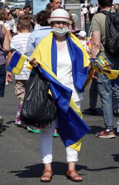 Kyiv, Ukrayna 24 Ağustos 2021: Ukrayna bayrağı ve diğer malları Kyiv 'deki Khreshhatyk Caddesi' nde satıcılar sattı