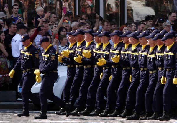 キエフ ウクライナ2021年8月24日 キエフでウクライナの独立の30年を祝うウクライナ軍の兵士の列 — ストック写真
