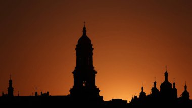 Kyiv, Ukrayna 21 Mayıs 2021: Kutsal Doruk Kiev-Pechersk Lavra gün batımında - ana Ortodoks bölgesi ve Kievan Rus manastırının ilk manastırlarından biri