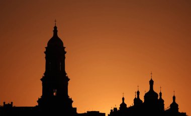 Kyiv, Ukrayna 21 Mayıs 2021: Kutsal Doruk Kiev-Pechersk Lavra gün batımında - ana Ortodoks bölgesi ve Kievan Rus manastırının ilk manastırlarından biri