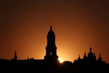 Kyiv, Ukrayna 21 Mayıs 2021: Kutsal Doruk Kiev-Pechersk Lavra gün batımında - ana Ortodoks bölgesi ve Kievan Rus manastırının ilk manastırlarından biri