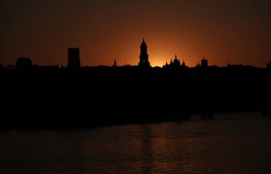 Kyiv, Ukrayna 21 Mayıs 2021: Kutsal Doruk Kiev-Pechersk Lavra gün batımında - ana Ortodoks bölgesi ve Kievan Rus manastırının ilk manastırlarından biri