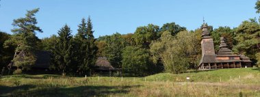 Kyiv, Ukrayna 30 Eylül 2021: Açık hava müzesi - Tanrı 'nın Annesi' nin (Koruma) eski ahşap kilisesi Kanora, Transcarpathian bölgesi - 1792