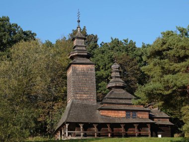 Kyiv, Ukrayna 30 Eylül 2021: Açık hava müzesi - Tanrı 'nın Annesi' nin (Koruma) eski ahşap kilisesi Kanora, Transcarpathian bölgesi - 1792