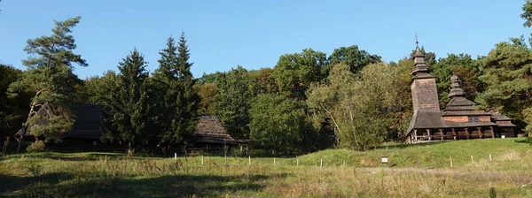 Kyiv, Ukrayna 30 Eylül 2021: Açık hava müzesi - Tanrı 'nın Annesi' nin (Koruma) eski ahşap kilisesi Kanora, Transcarpathian bölgesi - 1792