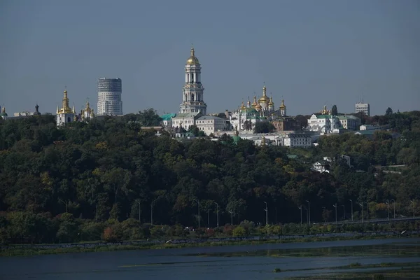 Kyiv, Ukrayna 2 Ekim 2021: Kiev-Pechersk Lavrası, Kievan Rusya 'sındaki ilk manastırlardan biridir.