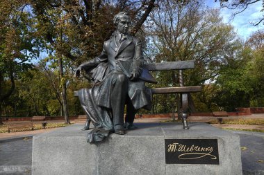 Chernihiv, Ukrayna 7 Ekim 2021: Chernihiv kentindeki Taras Grigoryevich Shevchenko halkının yazar, şair, sanatçı ve bilgesi anıtı