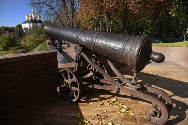 Chernihiv, Ukrayna 7 Ekim 2021: Chernigov, Ukrayna 'da antik silahlarla dolu sokak