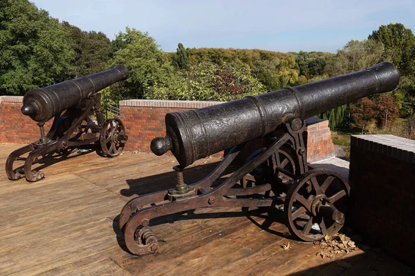 Chernihiv, Ukrayna 7 Ekim 2021: Chernigov, Ukrayna 'da antik silahlarla dolu sokak