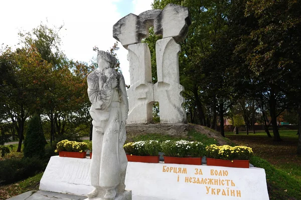 ウクライナのチェルニヒフ2021年10月7日 チェルニヒフ市におけるウクライナの自由と独立のための戦闘機への記念碑 — ストック写真