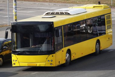 Kyiv, Ukrayna 14 Ekim 2021: Sarı büyük otobüs Kyiv şehrinde yola çıktı