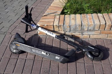 Kyiv, Ukrayna 10 Haziran 2021: Kırık bir elektrikli scooter şehir caddesinde yatıyor