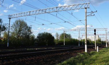 Kyiv, Ukrayna 6 Mayıs 2021: Elektrik kablolarıyla raylar