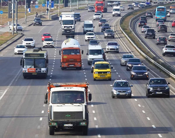 Kyiv, Ukrayna 14 Ekim 2021: Kyiv kentindeki şeritte arabalar