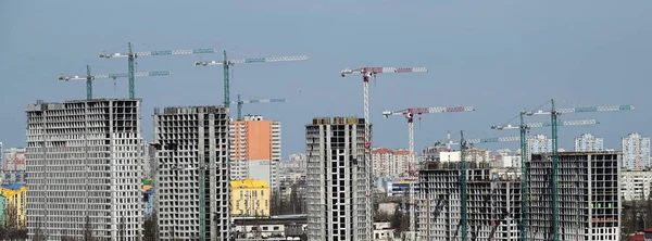 2022年4月7日 乌克兰基辅 塔式起重机在基辅的蓝天下建造高楼 — 图库照片