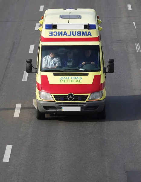 Kyiv, Ukrayna 14 Ekim 2021: Kyiv caddelerinde ambulans