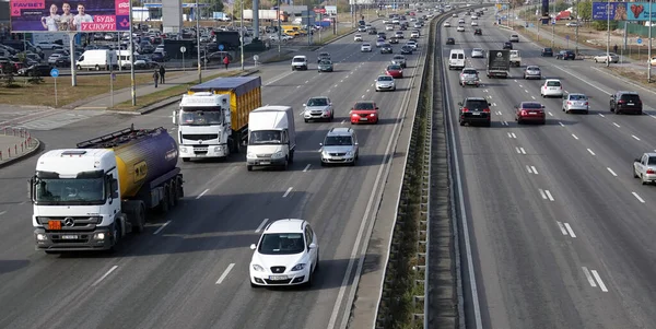 Kyiv, Ukrayna 14 Ekim 2021: Kyiv kentindeki şeritte arabalar