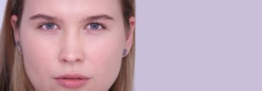 Makyajsız mavi gözlü sarışın bir kızın portresi.