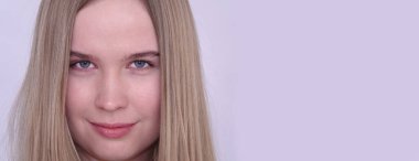 Makyajsız mavi gözlü sarışın bir kızın portresi.