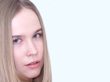 Makyajsız mavi gözlü sarışın bir kızın portresi.