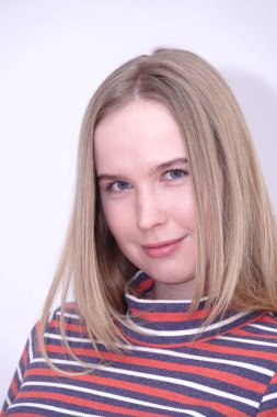 Makyajsız mavi gözlü sarışın bir kızın portresi.