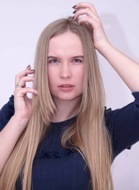 Makyajsız mavi gözlü sarışın bir kızın portresi.