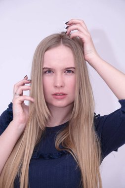 Makyajsız mavi gözlü sarışın bir kızın portresi.