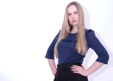 Makyajsız mavi gözlü sarışın bir kızın portresi.