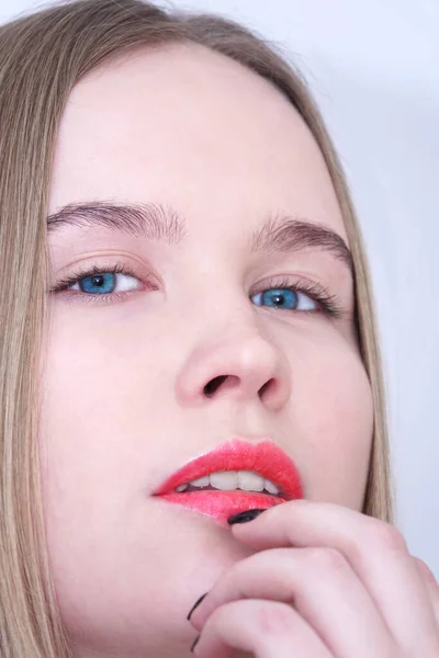 Retrato Una Modelo Rubia Ojos Azules Sin Maquillaje — Foto de Stock