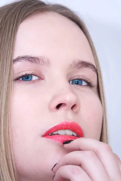 Retrato Uma Modelo Menina Loira Olhos Azuis Sem Maquiagem — Fotografia de Stock