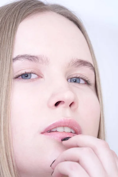 Retrato Uma Modelo Menina Loira Olhos Azuis Sem Maquiagem — Fotografia de Stock