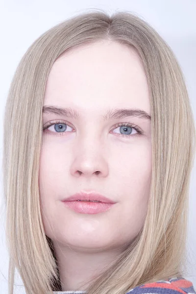 Portret Modelki Niebieskookiej Blondynki Bez Makijażu — Zdjęcie stockowe