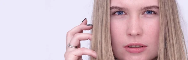 Retrato Una Modelo Rubia Ojos Azules Sin Maquillaje — Foto de Stock