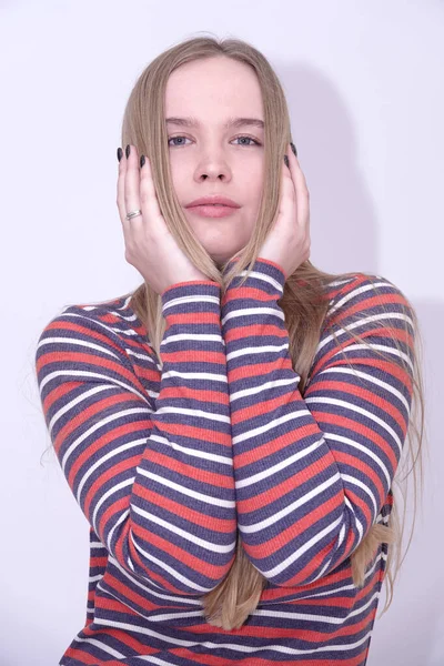 Portret Modelki Niebieskookiej Blondynki Bez Makijażu — Zdjęcie stockowe