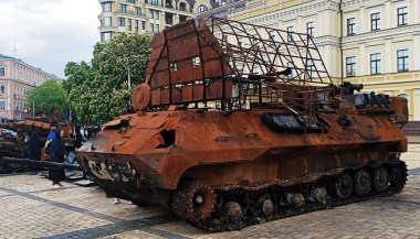 Kyiv, Ukrayna 23 Mayıs 2022: Rus savaş alanından bozulan askeri teçhizat Kyiv 'de halka sergilendi