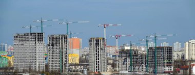 Kyiv, Ukrayna 7 Temmuz 2022: yüksek binaların inşaatı için kule vinçleri