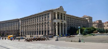 Kyiv, Ukrayna 11 Haziran 2022: Kyiv merkez caddesi Khreshhatyk Bağımsızlık Meydanı, Rusya ile savaş sırasında tanksavar barajı ile ana postanenin binası