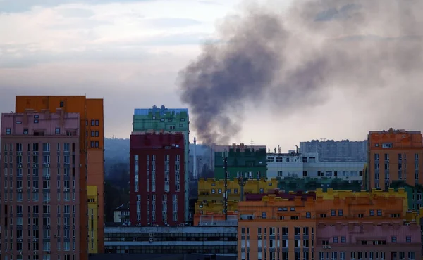 Kiev Ucrânia Abril 2022 Fogo Fumaça Fundo Dos Edifícios Cidade — Fotografia de Stock