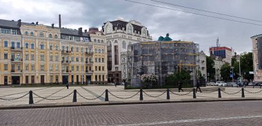 Kyiv, Ukrayna 23 Haziran 2022: Bogdan Mikhailovich Khmelnitsky anıtını bombalamaktan dikkatle korunan Zaporizhya Ordusu 'nun hetmanı, komutanı, siyasi ve devlet adamı.