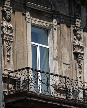 Odessa, Ukrayna 20 Temmuz 2021: Binanın ön cephesinin insan yüzleri ve büstleri ile sanatsal dekorasyonu