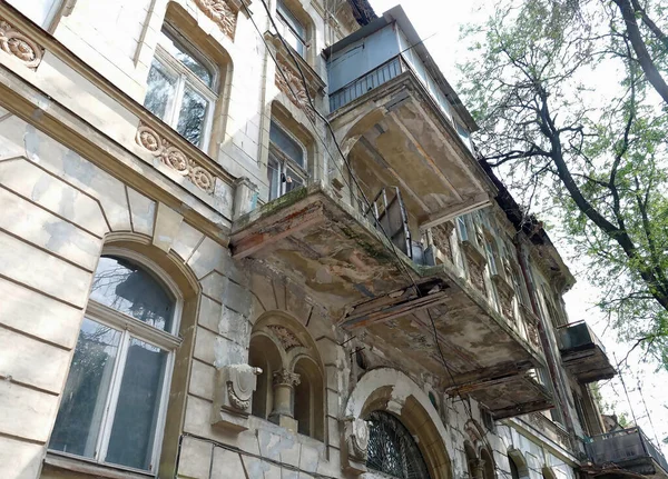 オデッサ ウクライナ2021年7月18日 オデッサの中心部に崩壊したバルコニー付きの古い建物のファサード — ストック写真