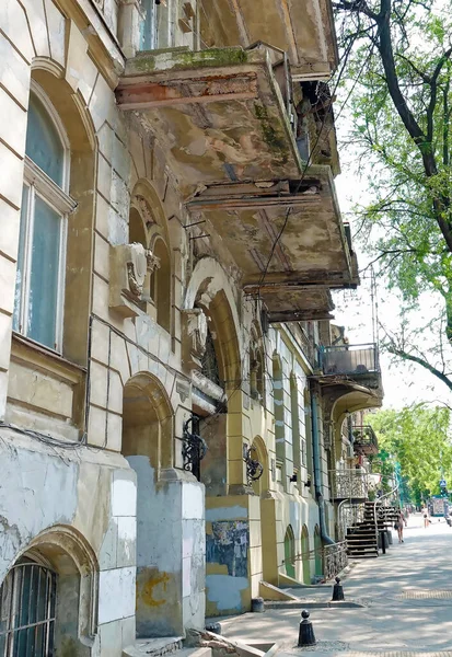 Odessa Ucrania Julio 2021 Fachada Antiguo Edificio Con Balcón Desmoronado — Foto de Stock