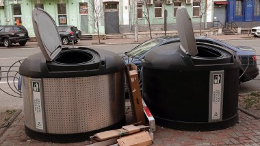 Kiev, Ukrayna 2 Ocak 2022: Ev atığı, cam ve plastik toplamak için Kiev çöp konteynerlerinin geliştirilmesi